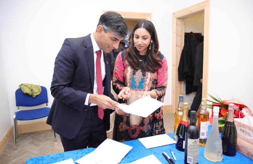 Shivani Raja MP and Rishi Sunak MP admiring Ciya's card